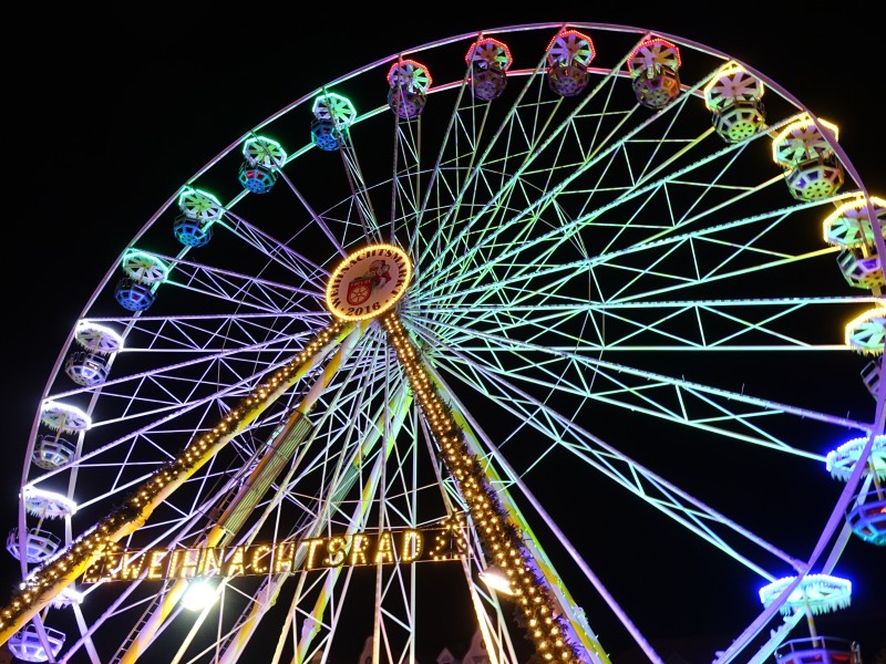 Das erleuchtete Riesenrad bildet ...