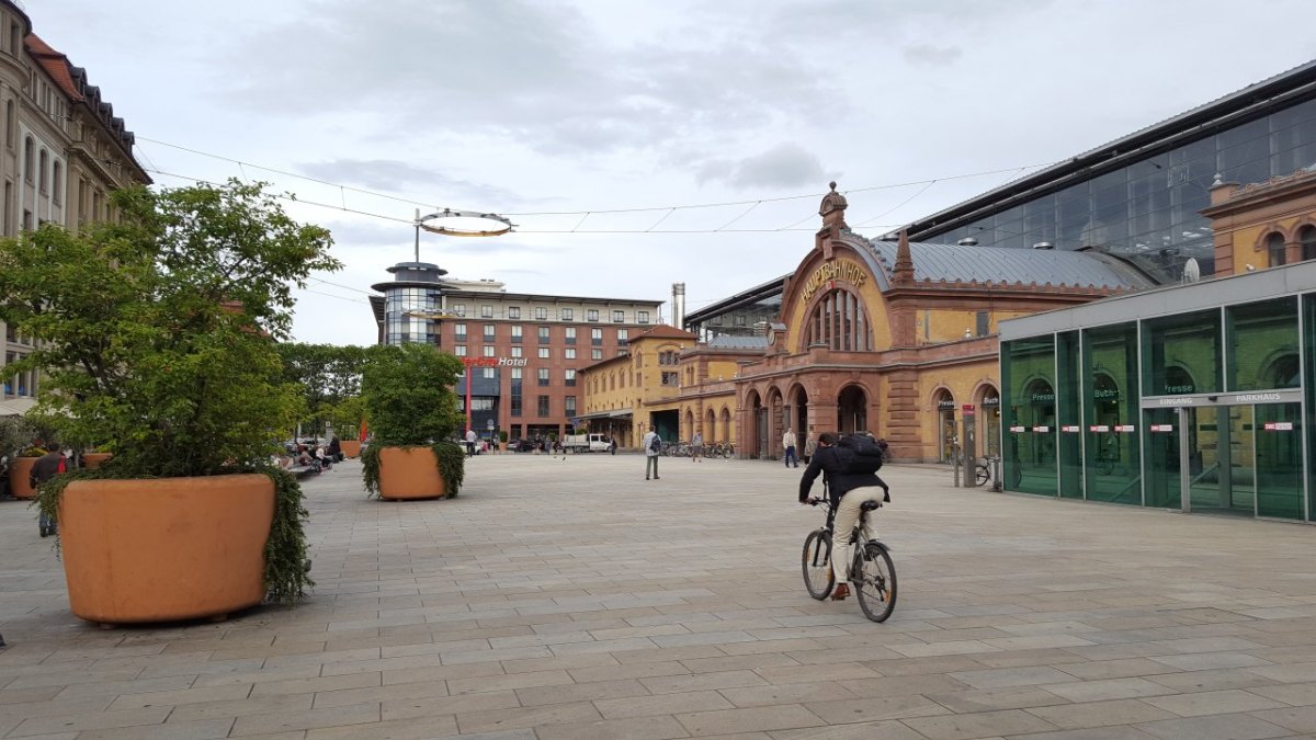 Willy-Brand-Platz mit Hauptbahnhof in Erfurt