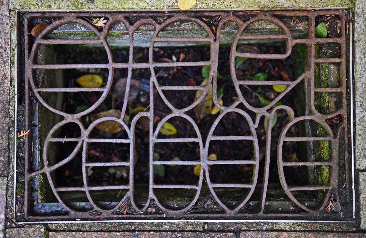 Den Fußabtreter aus Metall vor dem Wohnhaus von Gerhard Altenbourg ziert in runden Buchstaben die Inschrift "ora et labora" (bete und arbeite).