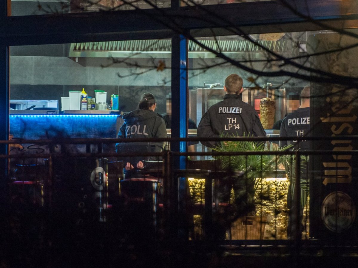 Zoll und Polizei kontrollieren wegen möglicher Schwarzarbeit in Erfurt