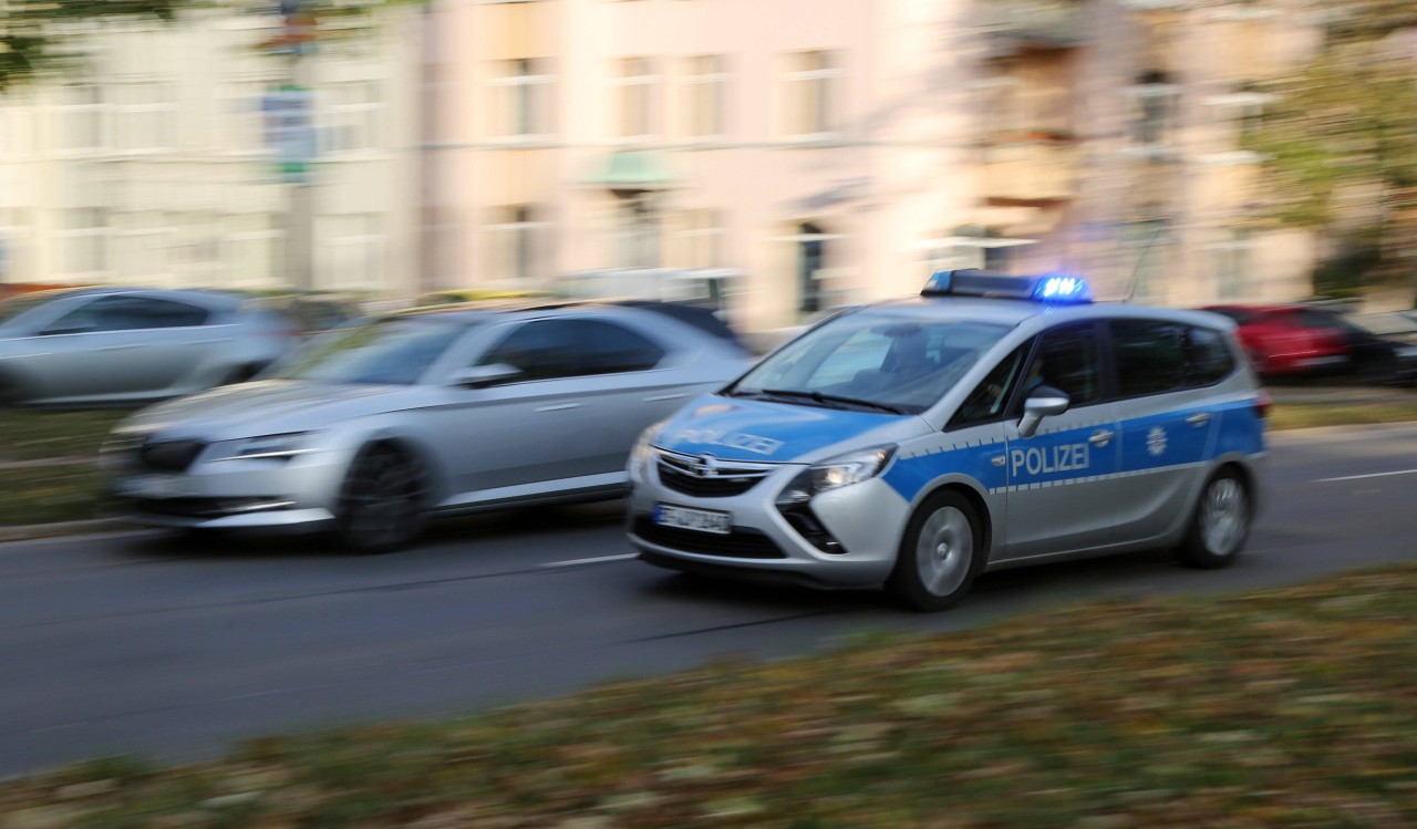 Die Polizei konnte einen der beiden Täter nach der Attacke am Anger in Erfurt vorläufig festnehmen. (Symbolbild)