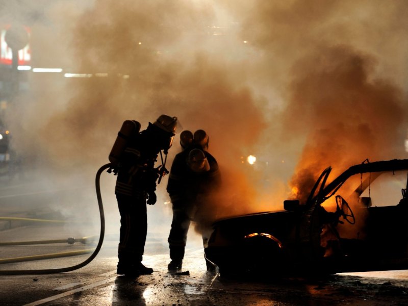 auto brennt nachts feuerwehr