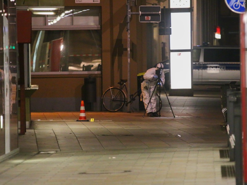 Ersten Informationen zu Folge, soll es eine Schießerei am Erfurter Hauptbahnhof gegeben haben. Die Polizei ist mit einem Großaufgebot vor Ort. Foto: Matthias Gränzdörfer