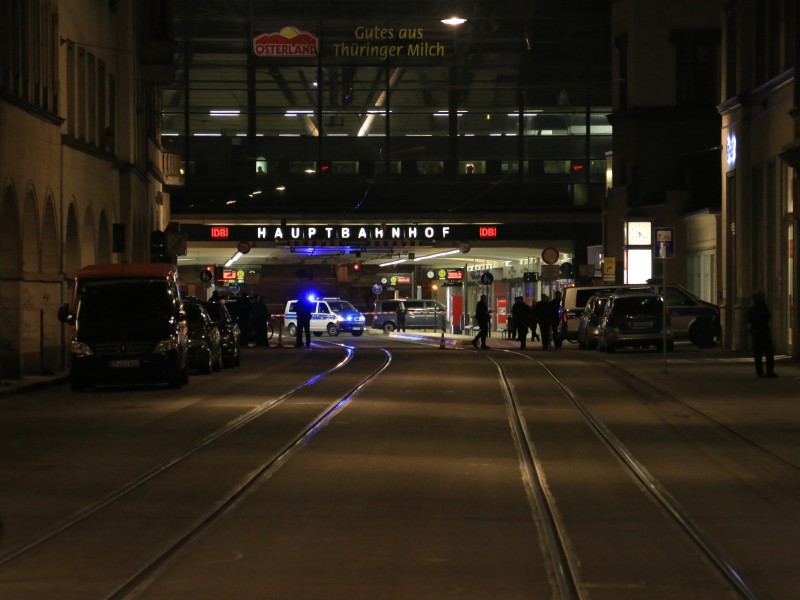 Ersten Informationen zu Folge, soll es eine Schießerei am Erfurter Hauptbahnhof gegeben haben. Die Polizei ist mit einem Großaufgebot vor Ort. Foto: Matthias Gränzdörfer