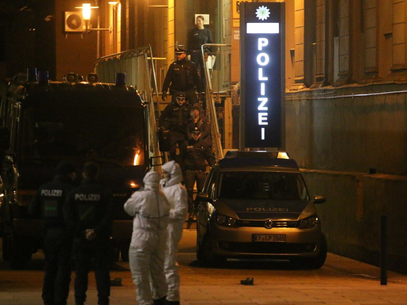 Hier wird einer der Männer von der Polizei abgeführt. Foto: Matthias Gränzdörfer