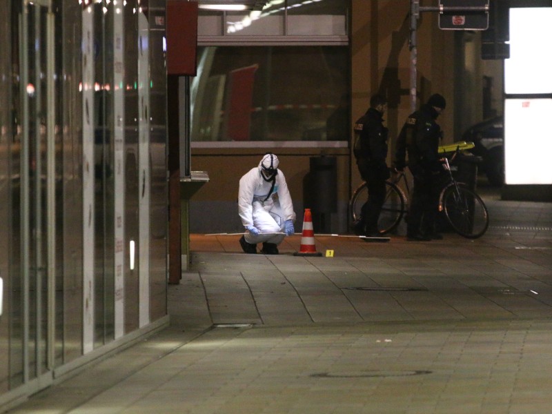 Ersten Informationen zu Folge, soll es eine Schießerei am Erfurter Hauptbahnhof gegeben haben. Die Polizei ist mit einem Großaufgebot vor Ort. Foto: Matthias Gränzdörfer