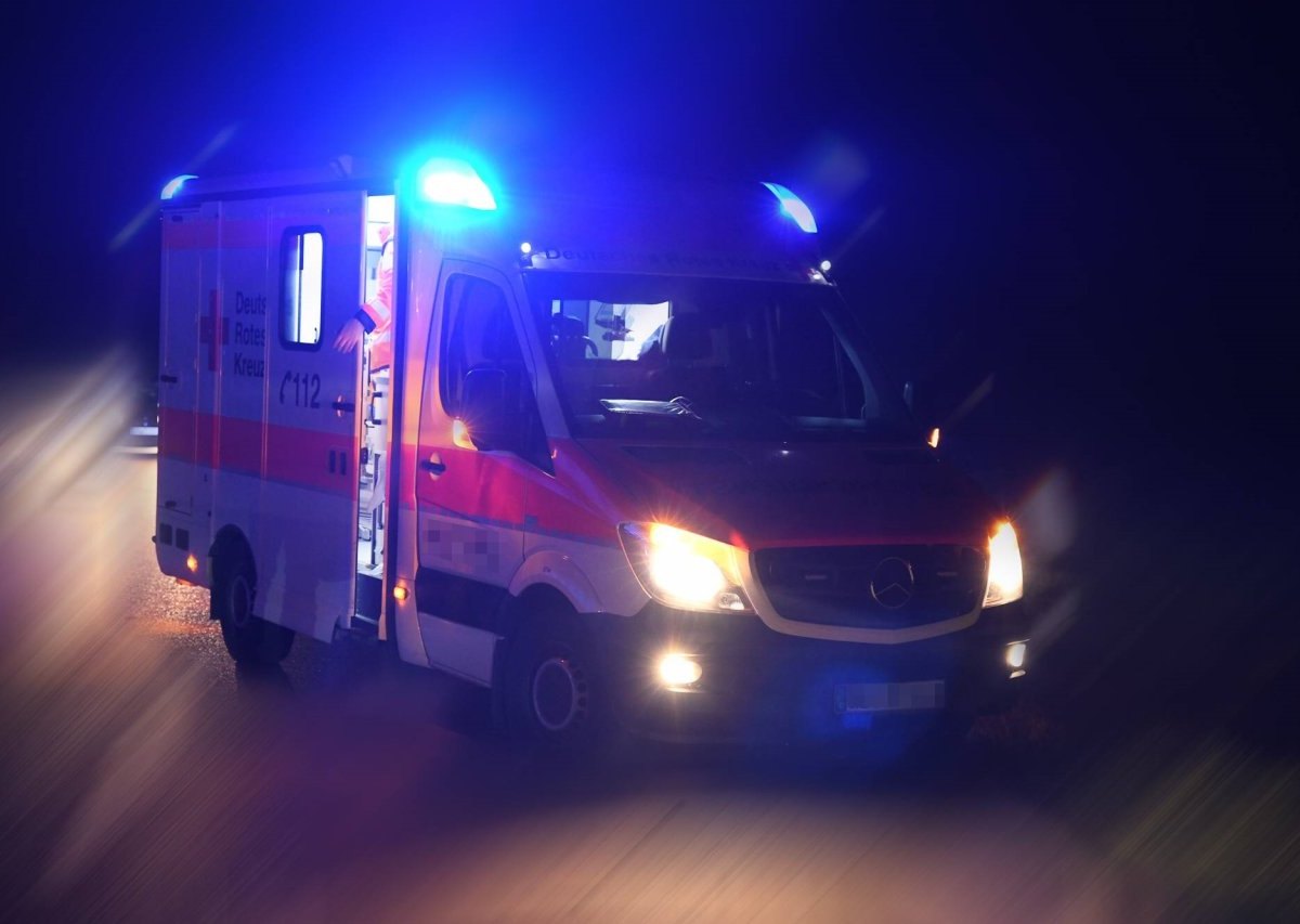 blaulicht rettungswagen krankenwagen abend nacht dunkel unfall symbolbild