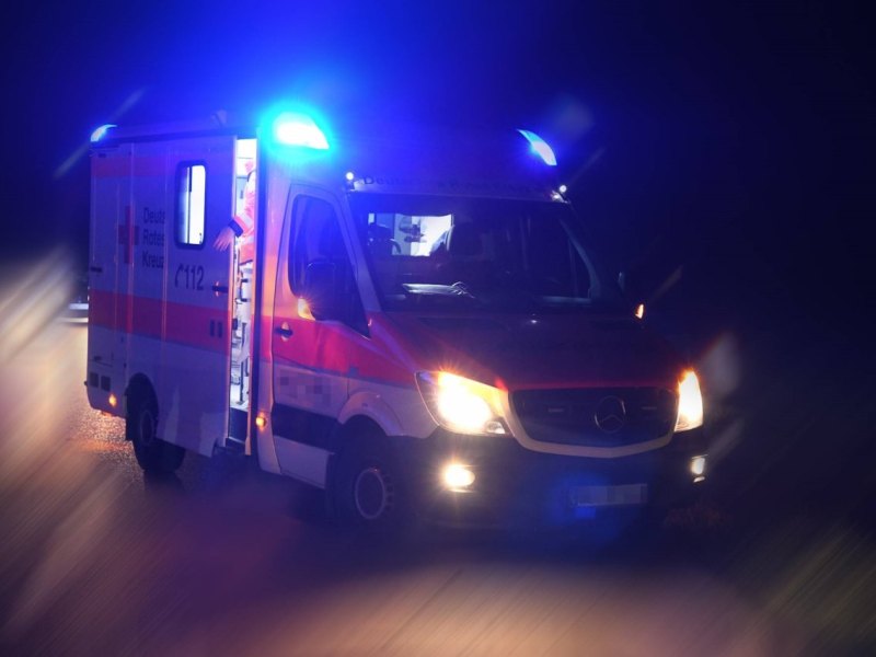blaulicht rettungswagen krankenwagen abend nacht dunkel unfall symbolbild