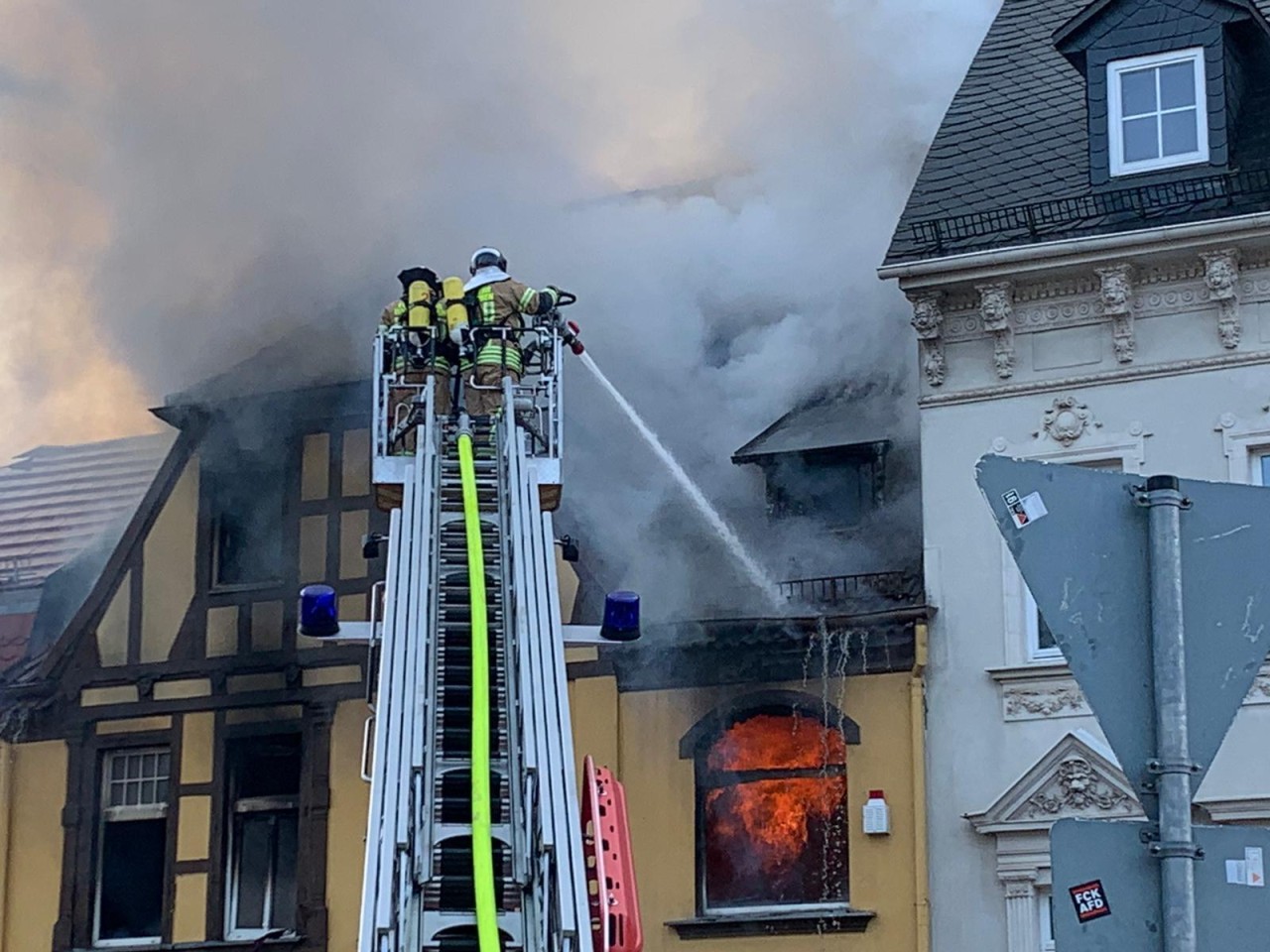 Die Feuerwehr war seit dem frühen Morgen im Einsatz, um den komplizierten Brand unter Kontrolle zu bringen. 