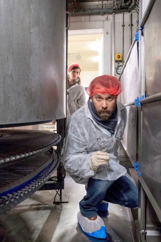 Lessing (Christian Ulmen) macht im Schockfroster eine unschöne Entdeckung: die Brille des Fabrikchefs Hassenzahl. Der üble Verdacht: Hassenzahl wurde im Schockfroster entsorgt und zu Kloßgranulat verarbeitet. Schließlich hatte auch im Unfallwagen ein Karton mit kleinen Kloßstückchen gestanden.