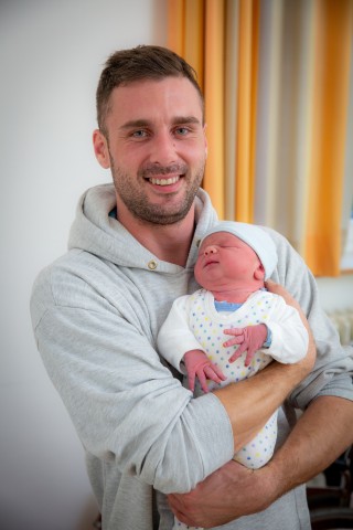 Helios Klinikum Erfurt: Der glückliche Vater Hubert mit Sohn Olivier. 