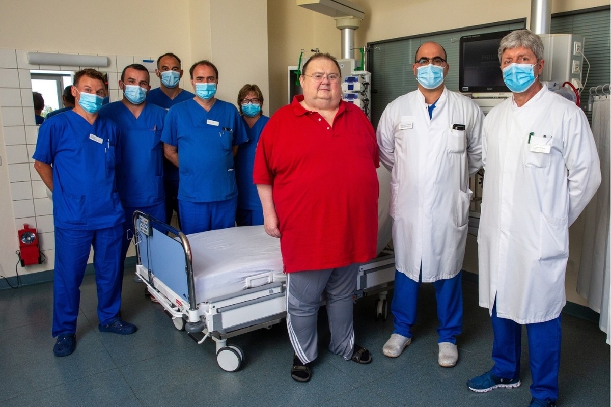 Uwe kann das Klinikum auf eigenen Beinen verlassen.