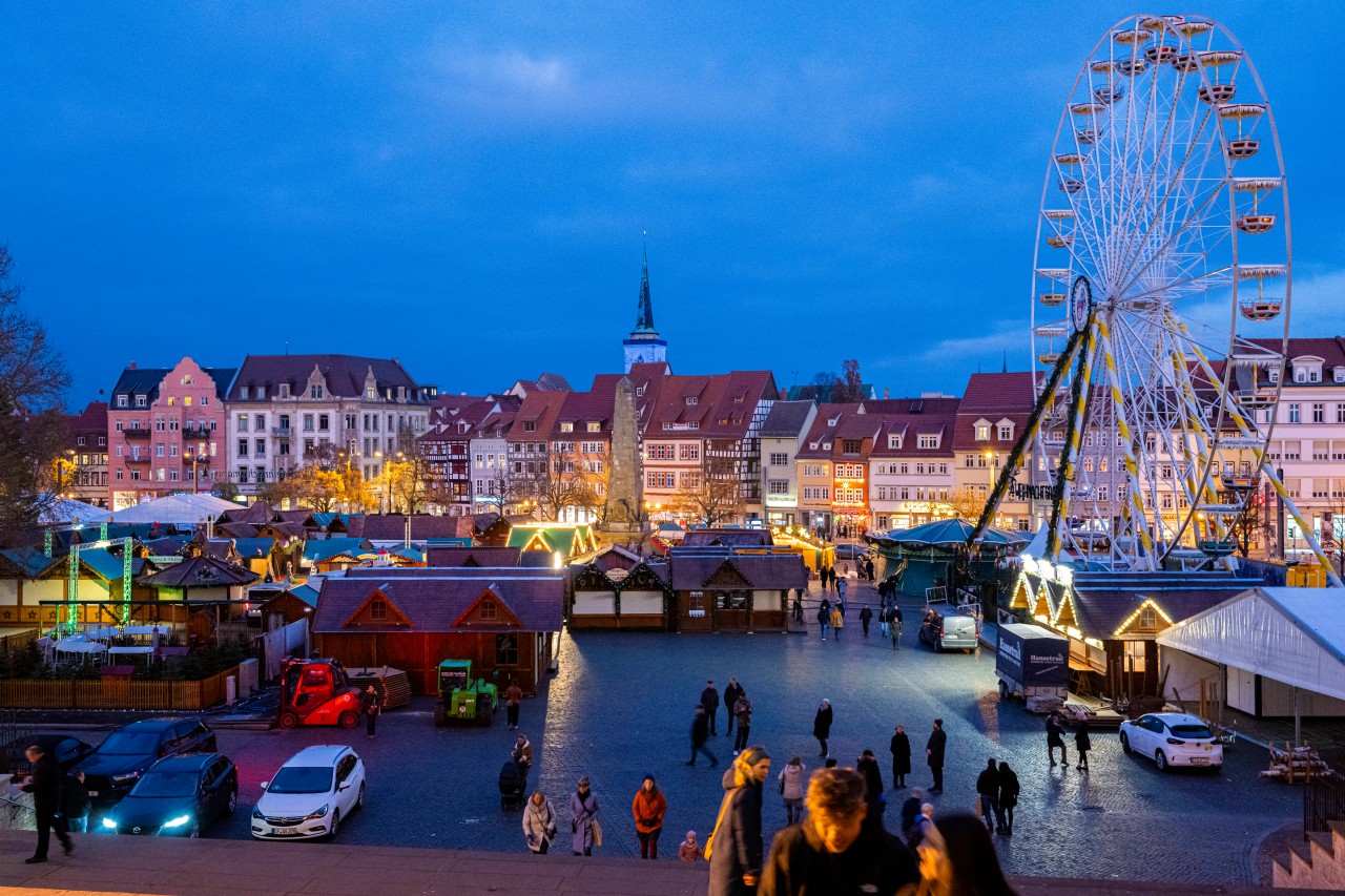 Erfurt: Die Händler bauen ihre Buden für den Weihnachtsmarkt auf. 