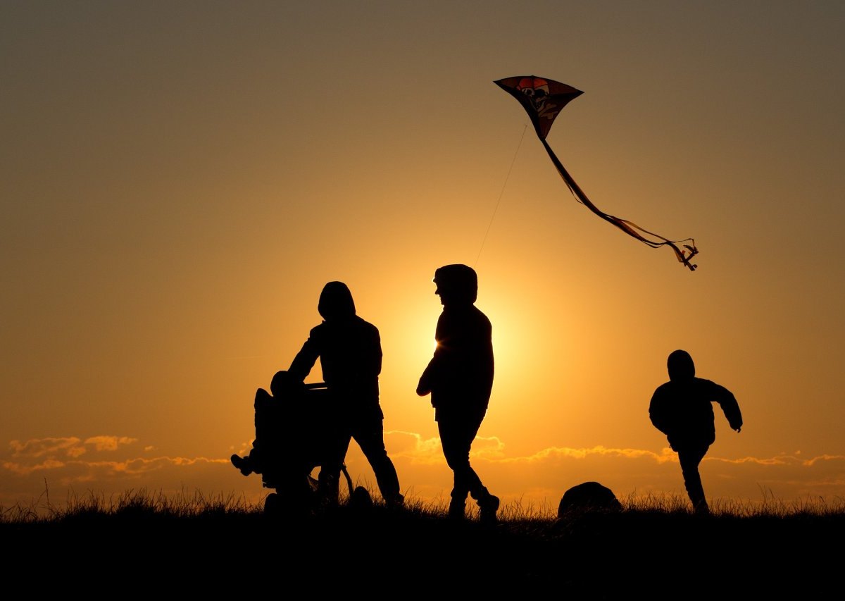 familie sonnenuntergang dpa.jpg