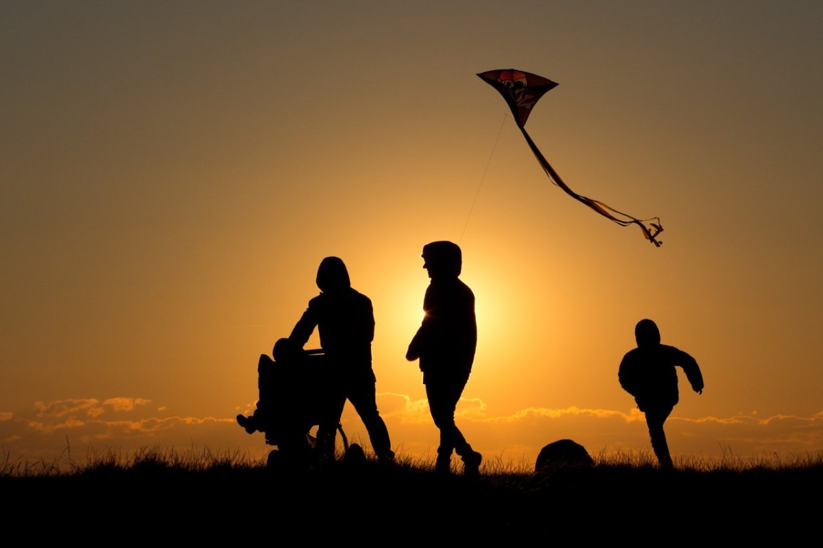 familie sonnenuntergang dpa.jpg