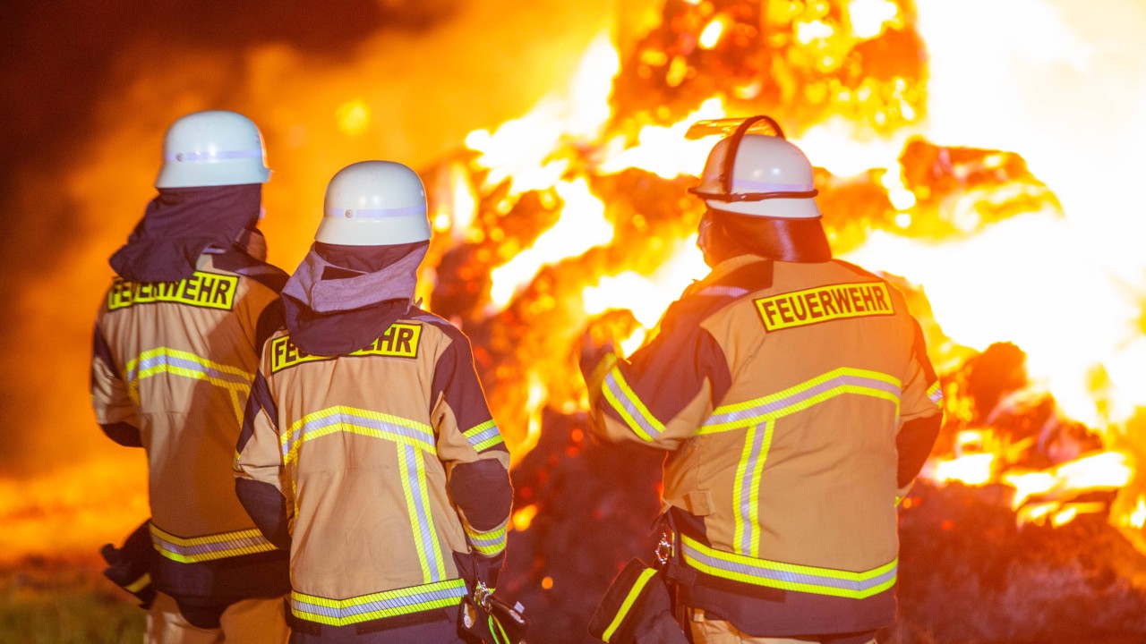 Hunderte Strohballen standen in Thüringen in Flammen! (Symbolbild)