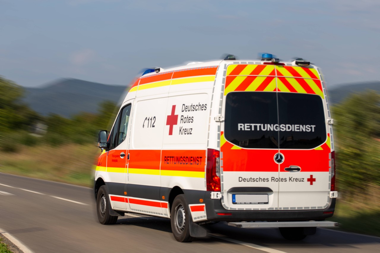 Mit einer Verletzung wurde der Mann zur Behandlung ins Krankenhaus gebracht. (Symbolbild)