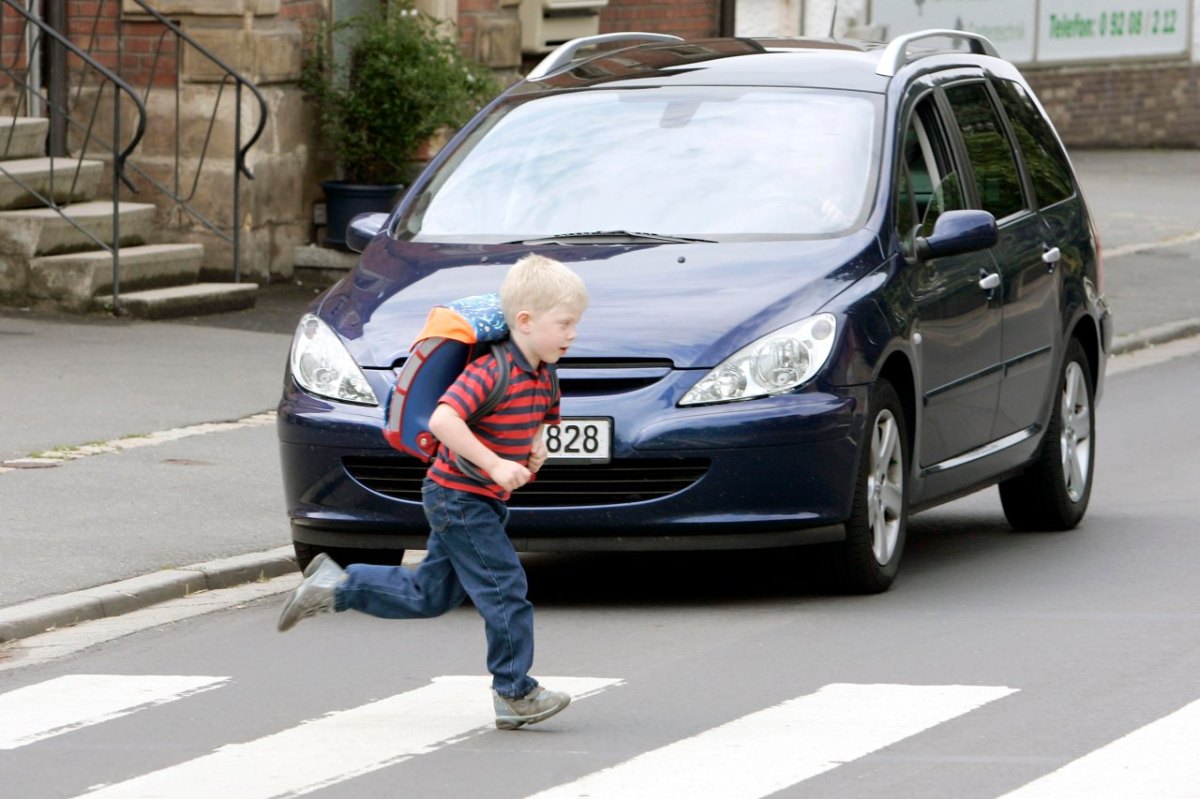 kind rennt auf die straße.jpg