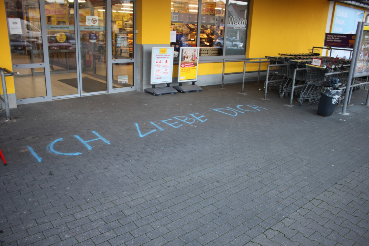 Vor dem Eingang des Netto-Markts in der Buttelstedter Straße in Weimar bekundete eine unbekannte Person ihrer oder ihrem Angetrauten seine Liebe.