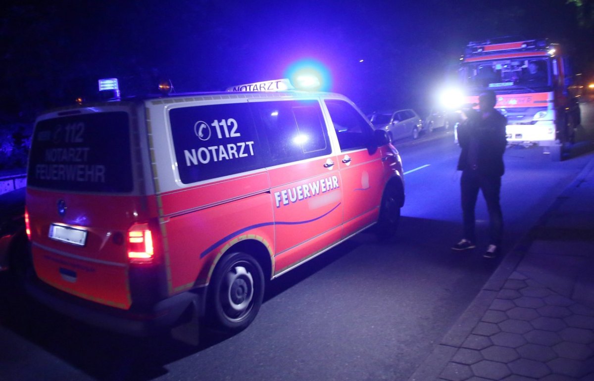 notarzt unfall blaulicht brettungswagen nacht nachts abend dunkel