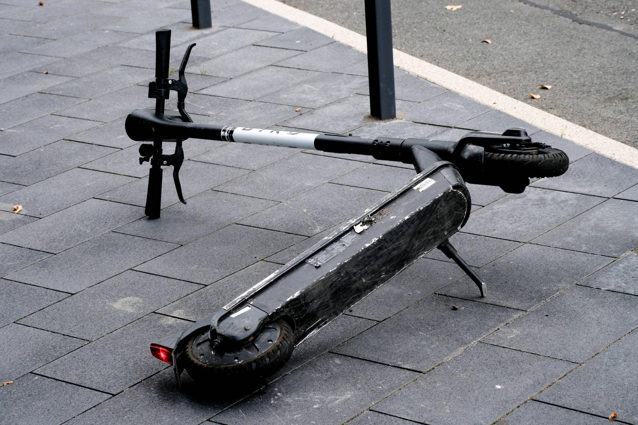 Oftmals werden die Scooter einfach liegen gelassen. Aus diesem Grund sind sie umstritten. (Archivbild)