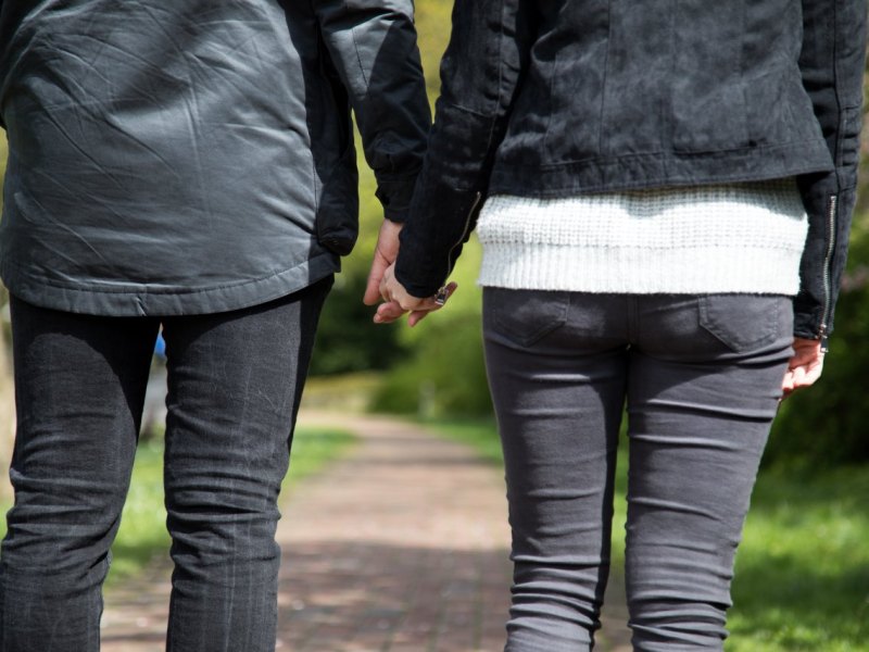 sömmerda paar frau mann prächen händchen hände spaziergang