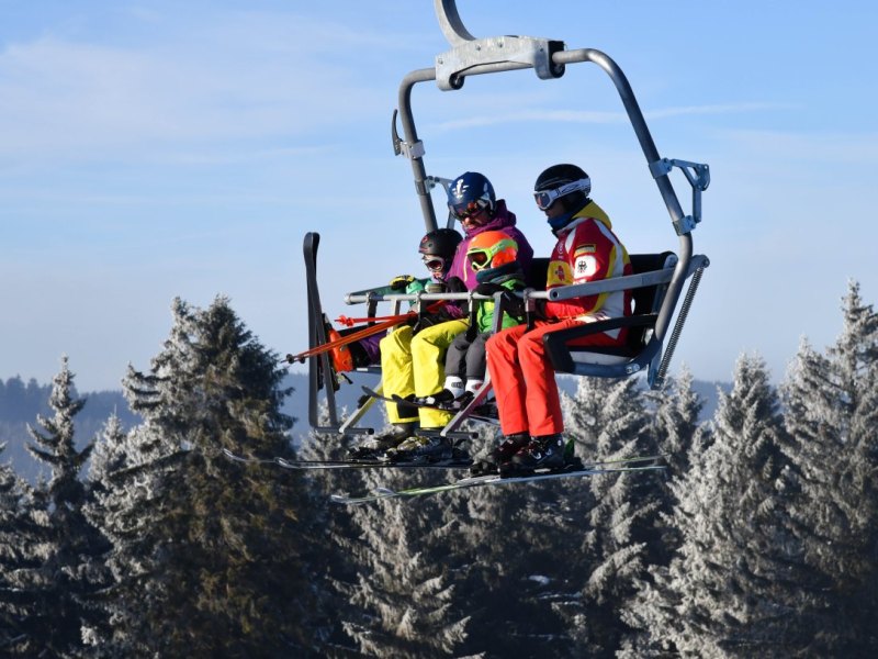 thüringer wald schnee oberhof lift skifahrer
