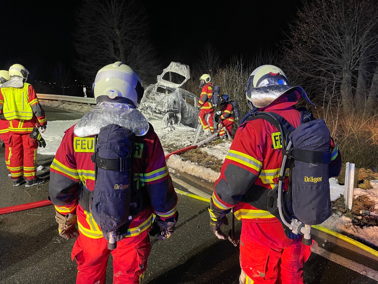  Die Feuerwehr leitete die Brandbekämpfung ein und löschte mit Schaum das Fahrzeug ab. 