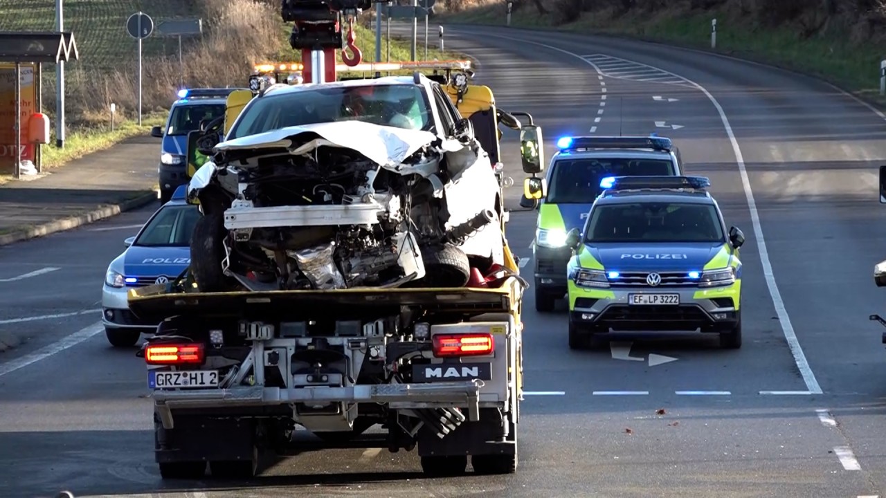 Zwei Autos wurden bei dem Kreuzungscrash völlig zerstört.