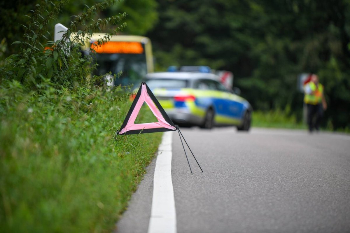 unfall polizei motorrad polizei blaulicht sperrung