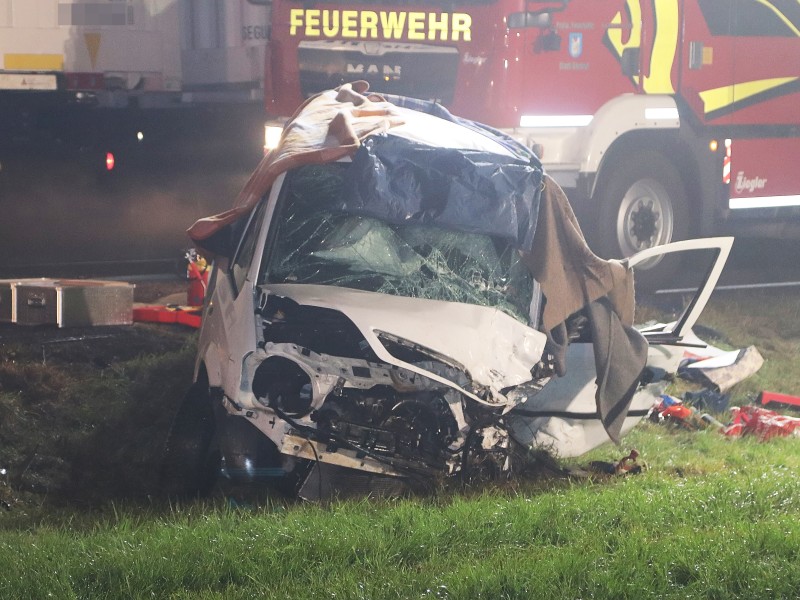 Bei einem schweren Unfall im Landkreis Gotha sind zwei Menschen ums Leben gekommen. Zwei Autos waren zusammengestoßen, nachdem ein Fahrer im dichten Nebel überholte. (Fotos: Vesselin Georgiev)