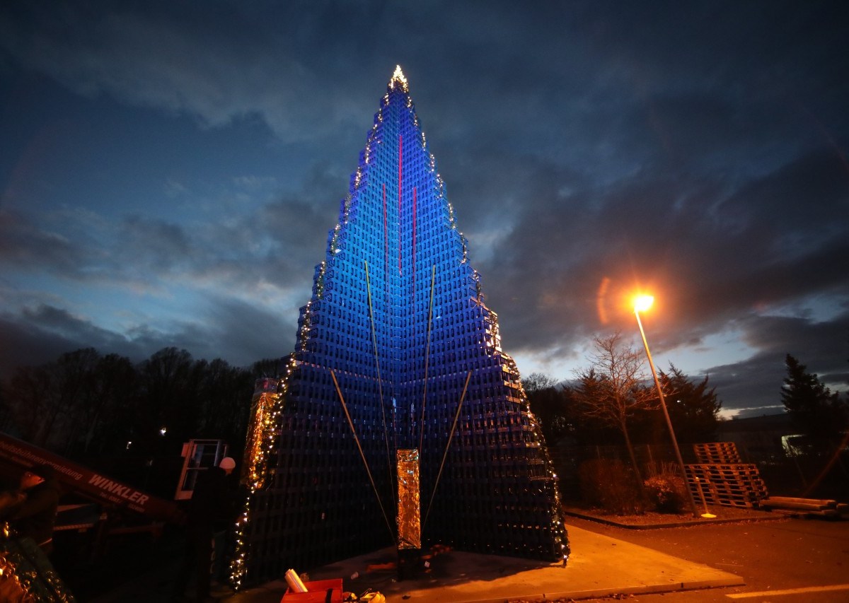 2728 Getränkekisten bilden diesen ganz besonderen Weihnachtsbaum in Gera.