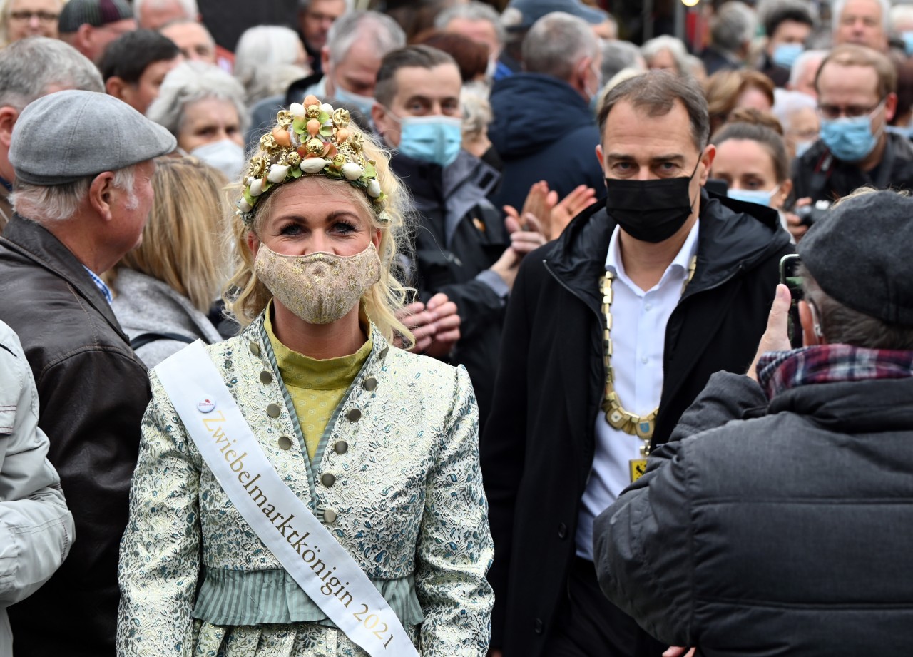 Maskenpflicht auf dem Zwiebelmarkt in Weimar. 