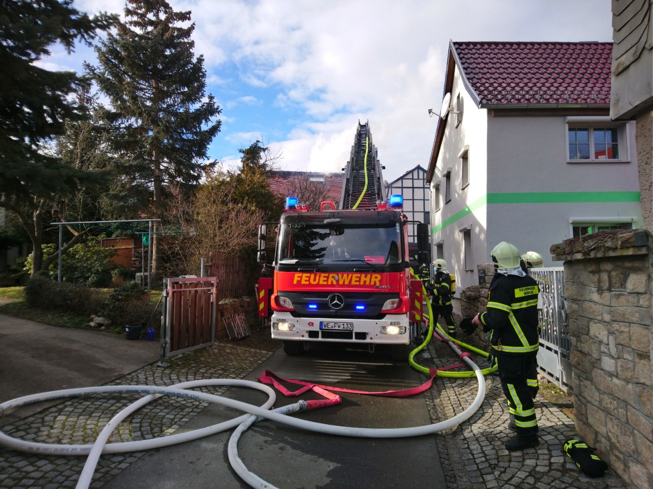 Rund 100 Feuerwehrleute sorgten dafür, dass der Brand sich nicht noch weiter im Ortskern ausbreiten konnte.