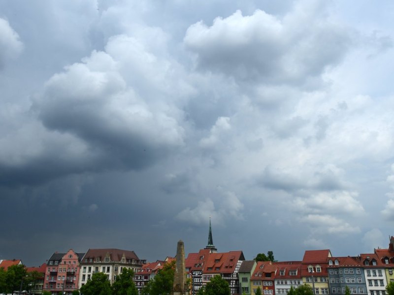 wetter unwetter dunkle wolken erfurt warnung gewitter domplatz