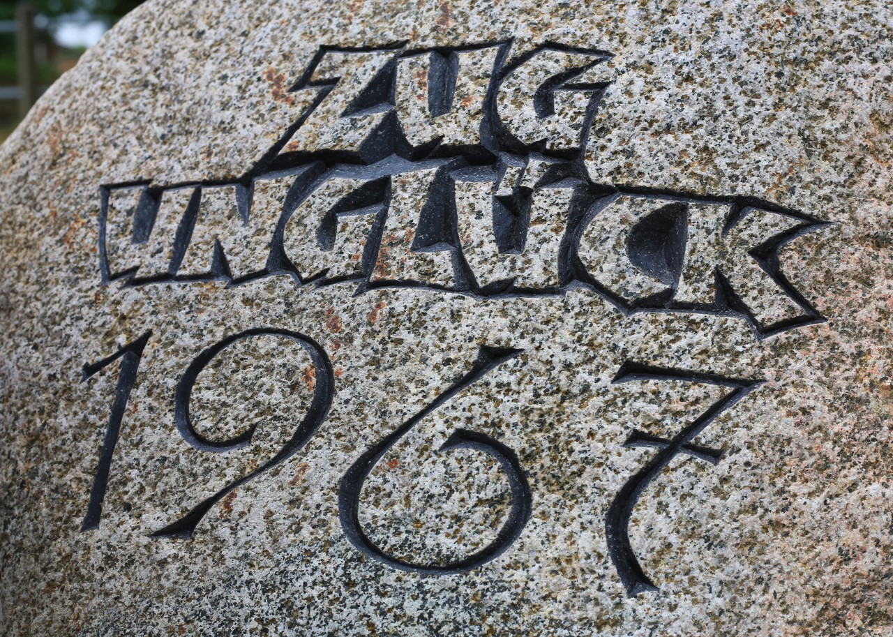 Ein Stein mit der Aufschrift «Zum Gedenken an das Zugunglück 1967» am Bahnhof in Langenweddingen (Sachsen-Anhalt),  Am 06.07.1967 wurde dort ein mit 15.000 Litern Leichtbenzin gefüllter Tankwagen am Bahnübergang von einem Personenzug erfasst und explodierte.