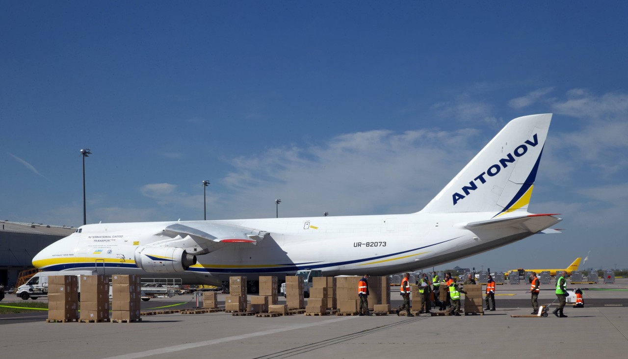 Flughafen Leipzig: Spezialfrachter der Antonov Airlines dürfen - im Gegensatz zu Volga-Dnepr - fliegen. (Archivbild) 