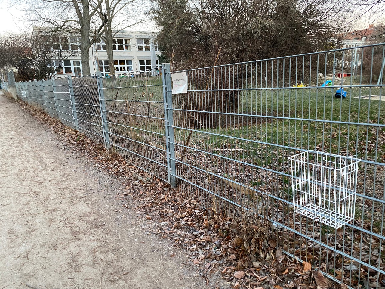 Am Zaun der Kita Wirbelwind in Erfurt findest du jetzt ein Schild und einen kleinen Mülleimer.