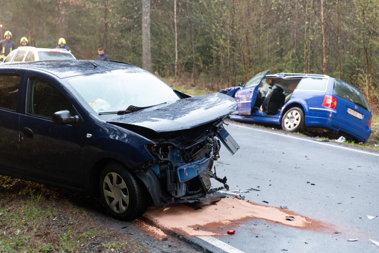 Frontalzusammenstoß im Kreis Hildburghausen! Einsatzkräfte befreiten Unfallopfer. 