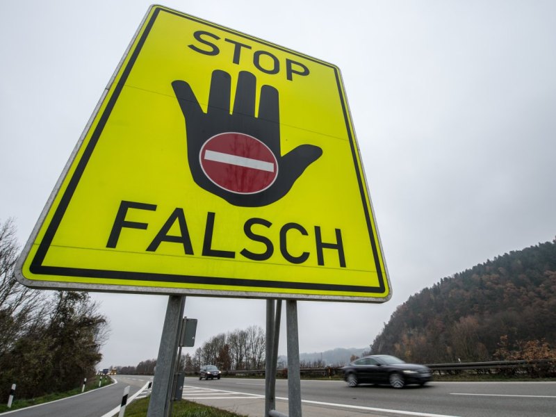 geisterfahrer schild