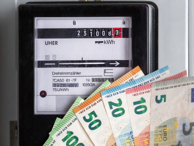 Auch der Strompreis wird in Thüringen immer teurer. Vielleicht auch deswegen gab es im Freistaat einen wahren Run auf ein bestimmtes Angebot. (Symbolbild), Thüringen Umweltministerin Anja Siegesmund (Grüne) will noch einmal Geld für die Solarförderung zur Verfügung stellen. (Archivbild)