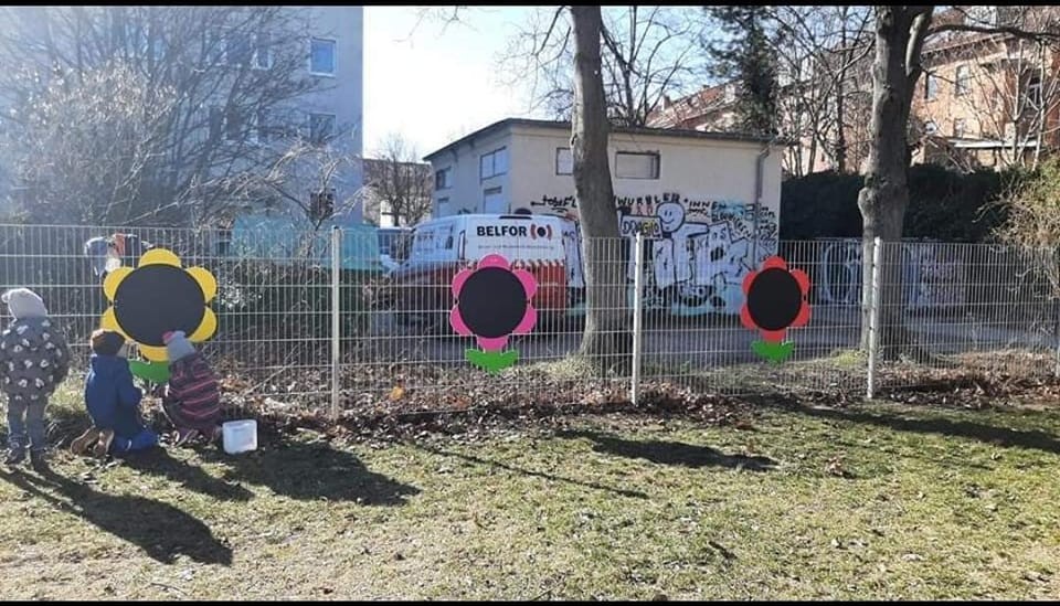 Tiefe Trauer in Erfurt! Wer hat die Blumentafeln aus dem Kindergarten Johannesplatzkäfer geklaut?