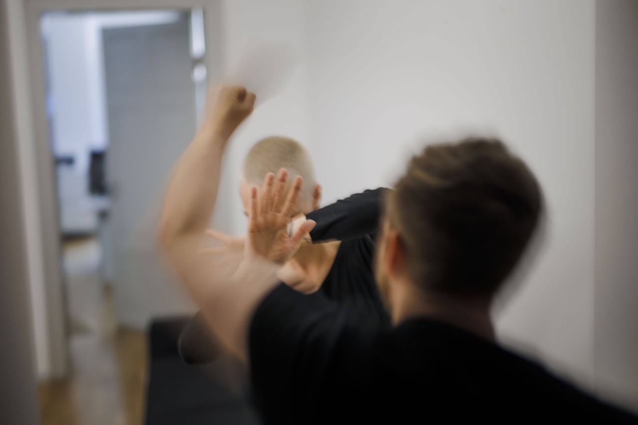 Heftige Szenen in Erfurt! Der Raufbold griff nicht nur seine Freundin, sondern auch mehrere Polizisten an. (Symbolbild)