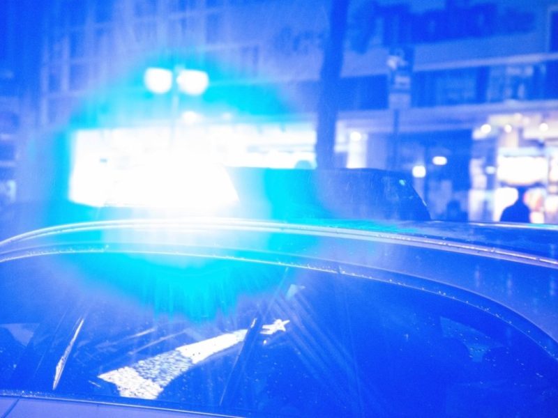 Erfurt: Gruppe prügelt Mann zu Boden – jetzt sucht die Polizei nach DIESEN Männern