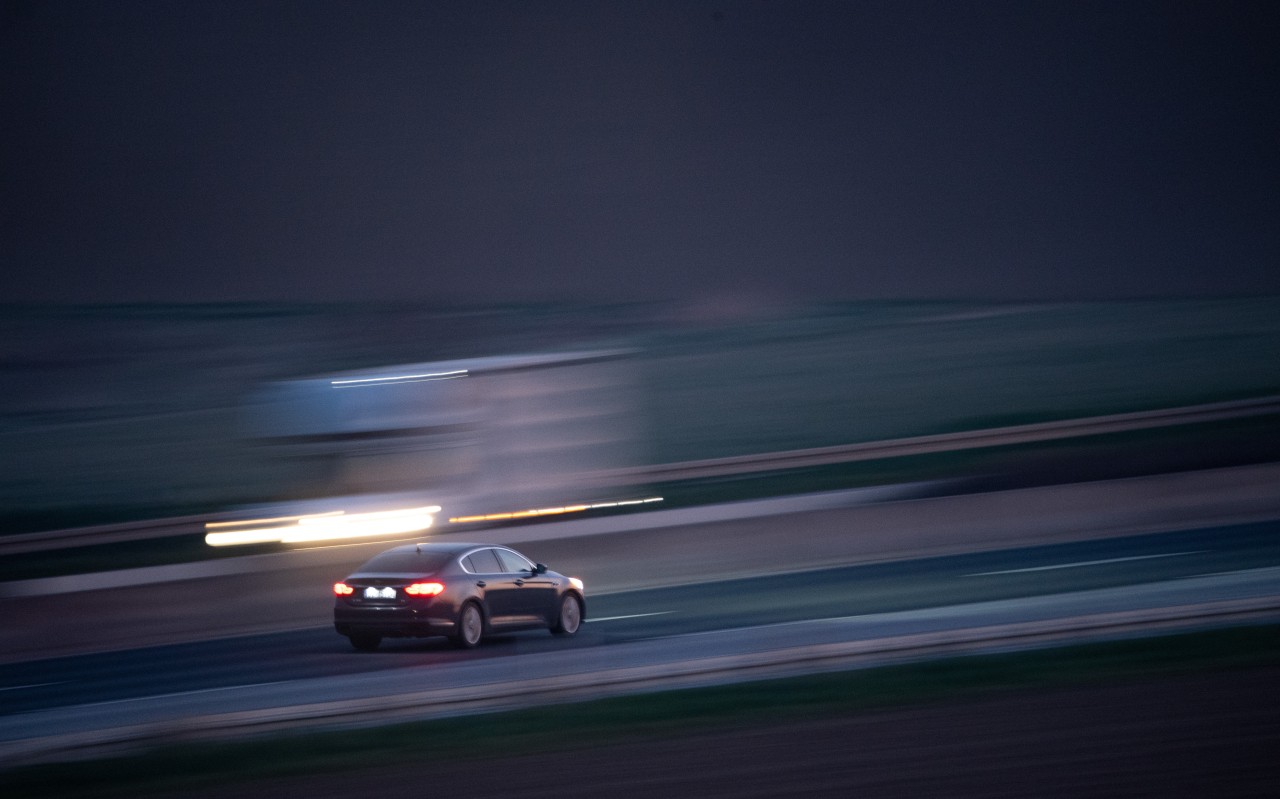 Eine Autofahrerin auf der A9 in Thüringen konnte nicht glauben, was sie auf der Fahrbahn entdeckte. (Symbolbild)