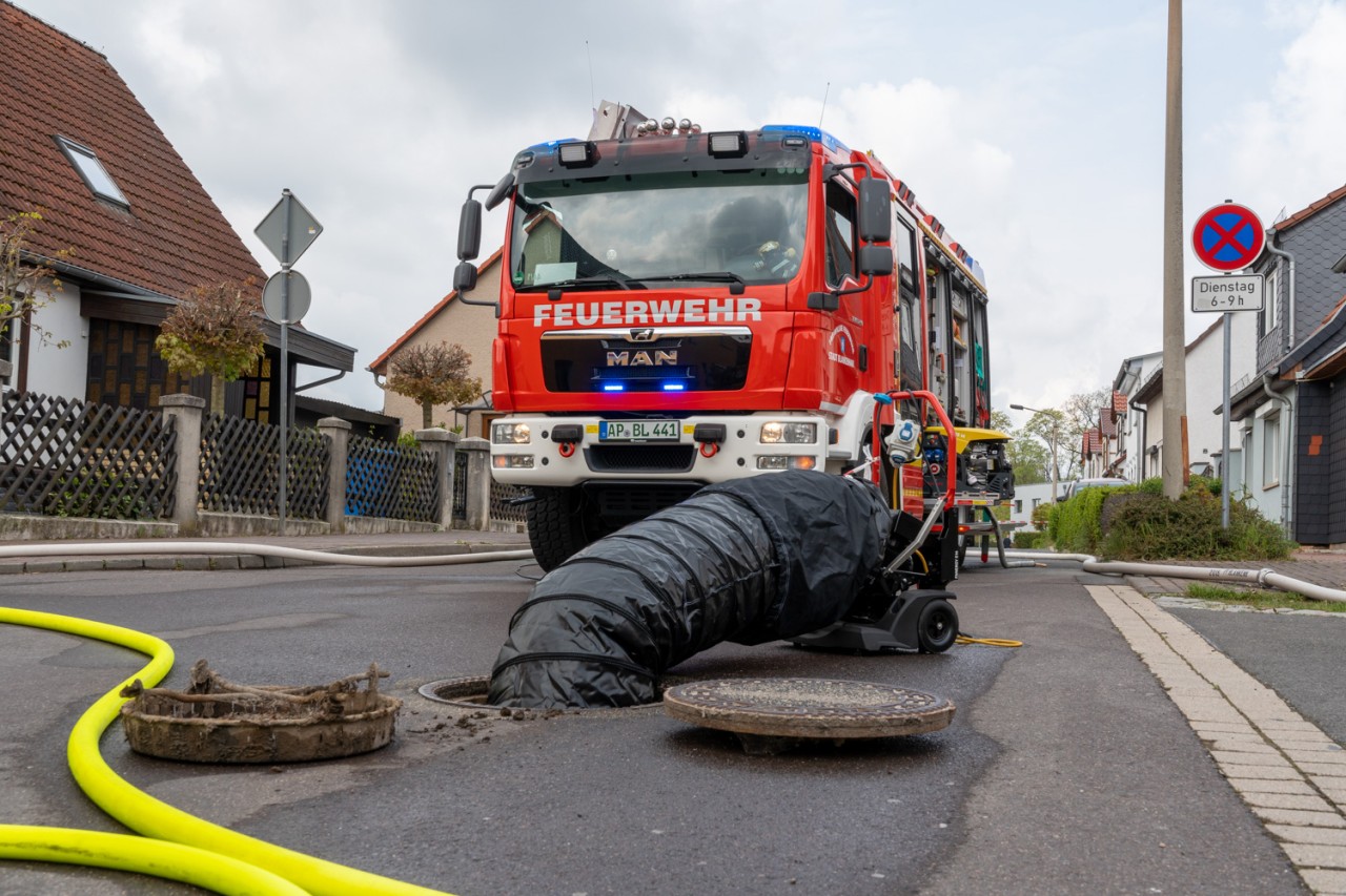 Die Feuerwehr musste in Blankenhain (Weimarer Land) Frischluft in die Kanalisation blasen.