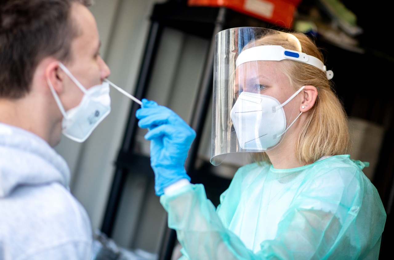 Immer weniger Ärzte führen einen PCR-Test durch. Meist reicht ein Corona positiver Schnelltest aus. (Symbolbild)