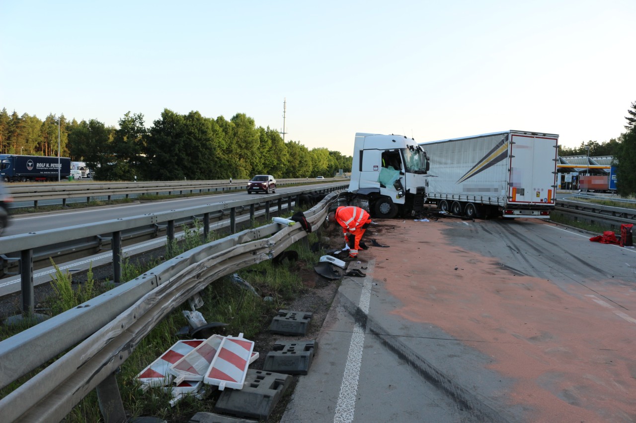 Die Bergungsarbeiten auf der A9 in Thüringen gestalteten sich schwierig.