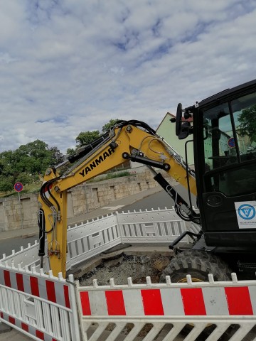 Bauarbeiter waren am Mittwoch schon damit beschäftigt, das Loch in Apolda zu stopfen.