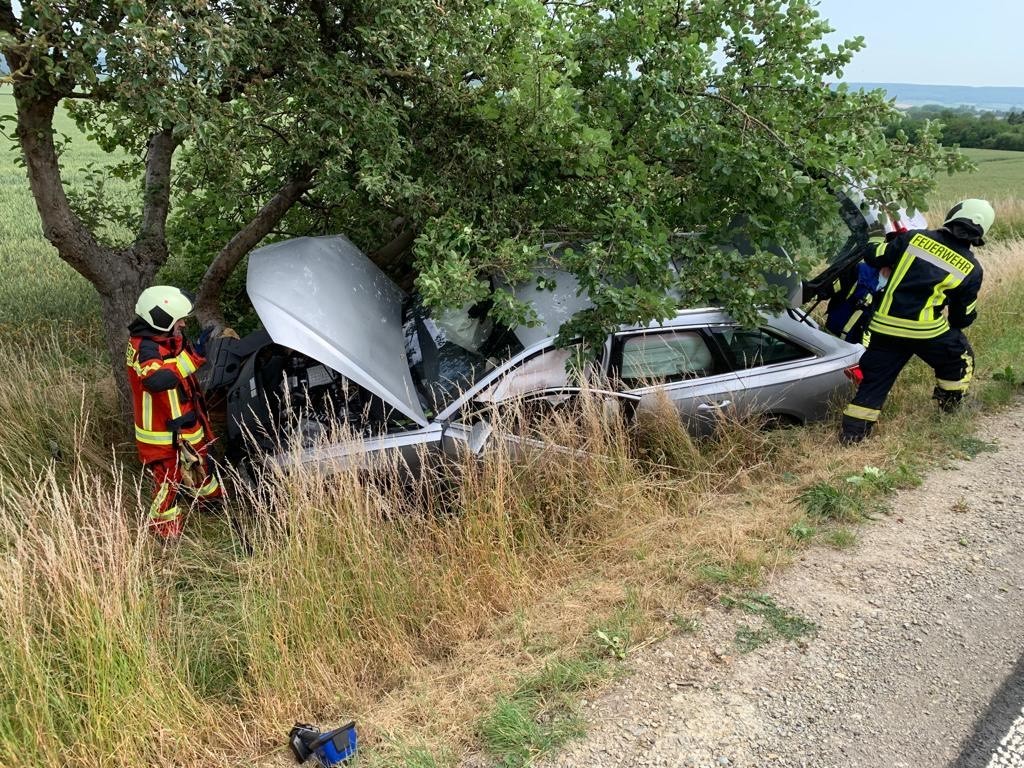 Auf einer Landstraße bei Breitenworbis (Thüringen) kam ein Audi von der Straße ab und krachte gegen einen Baum.